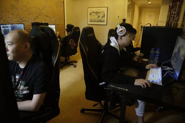 Aixiao： 369 和我是好兄弟。在2021年，我从 Bilibili Gaming 把他带走过一次，但这次我被拦截了。