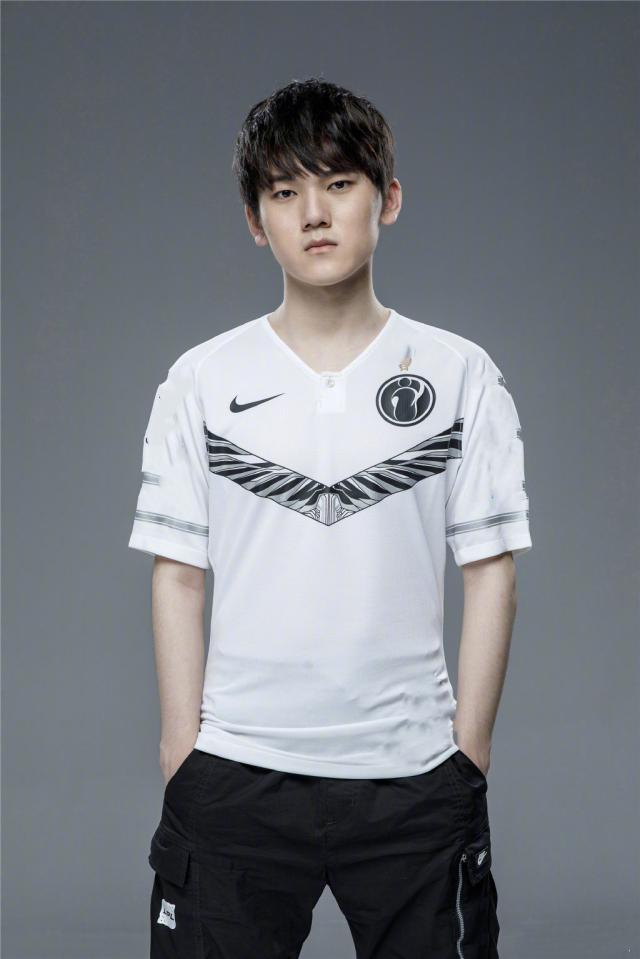 Topsports发布了人员变动公告：在选秀中选中了四名选手：沈电、小悠、瓜瓜和胖球