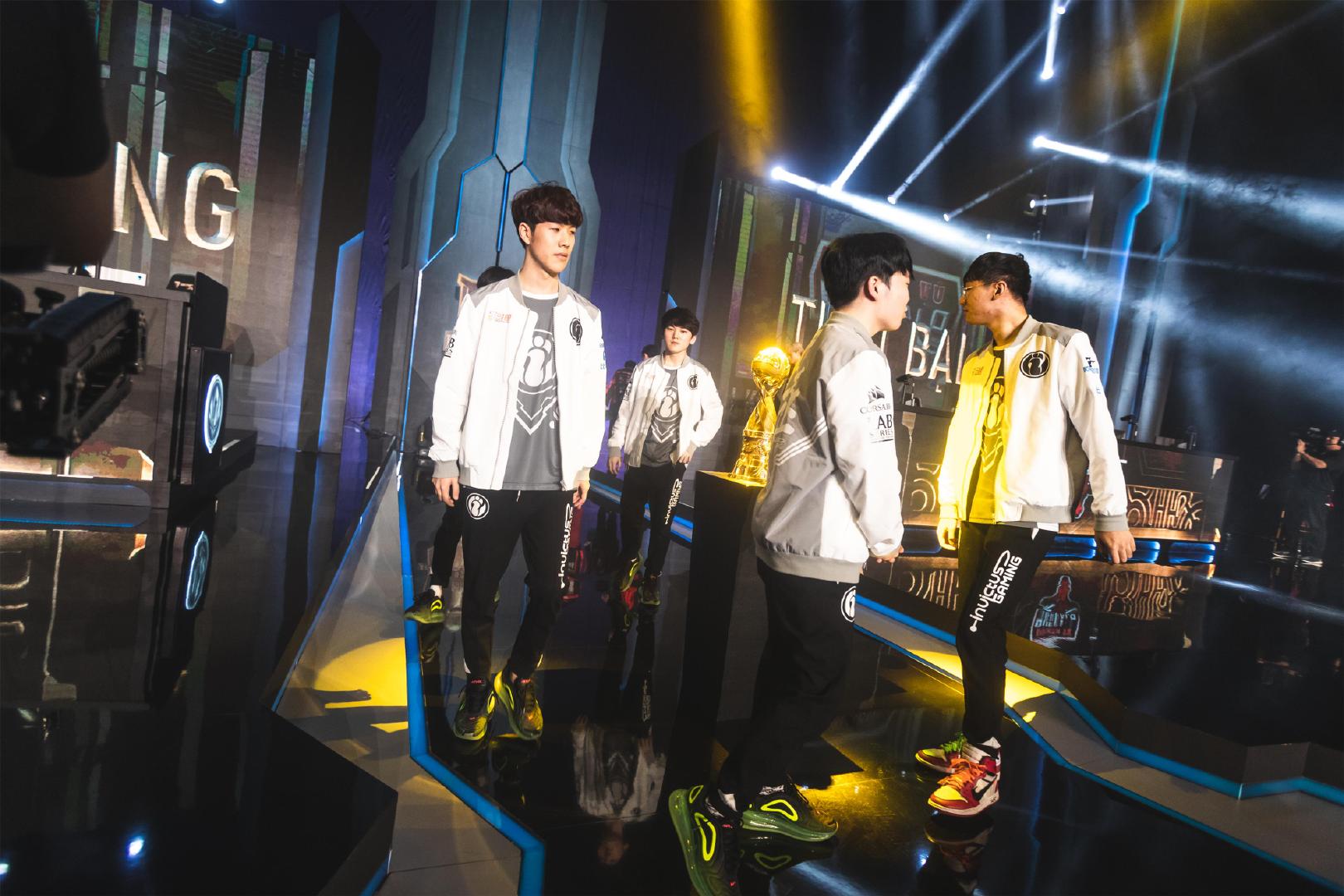 在今日对战RNG的第一局比赛中，在大龙团战敌方先手发难寒冰射出大招击中Beichuan